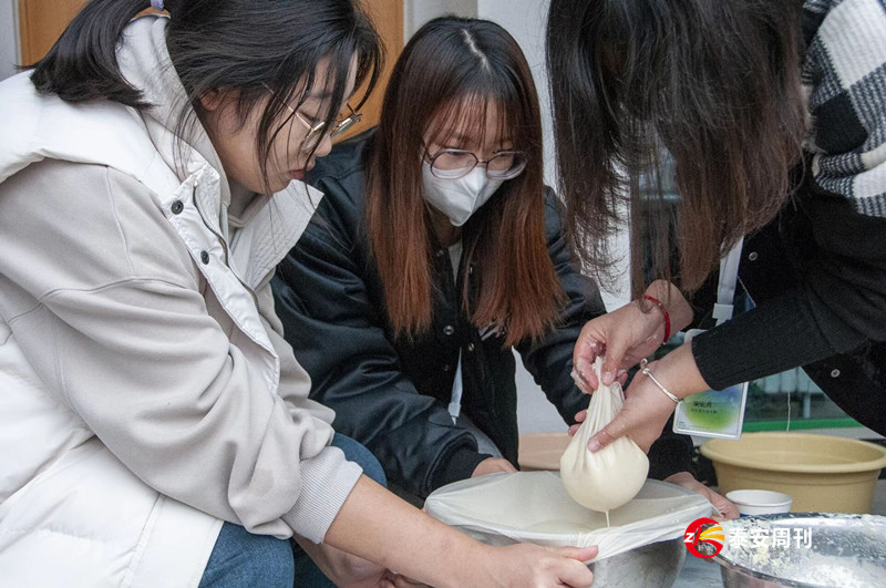 在泰安，這所全員書院制大學里的師生一起品鑒泰山豆腐文化